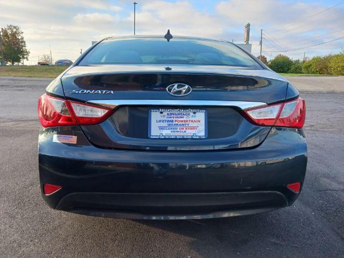 2014 Harbor Gray Metallic Hyundai Sonata GLS (5NPEB4AC8EH) with an 2.4L L4 DOHC 16V engine, 6-Speed Automatic transmission, located at 880 E. National Road, Vandalia, OH, 45377, (937) 908-9800, 39.892189, -84.181015 - Photo#5