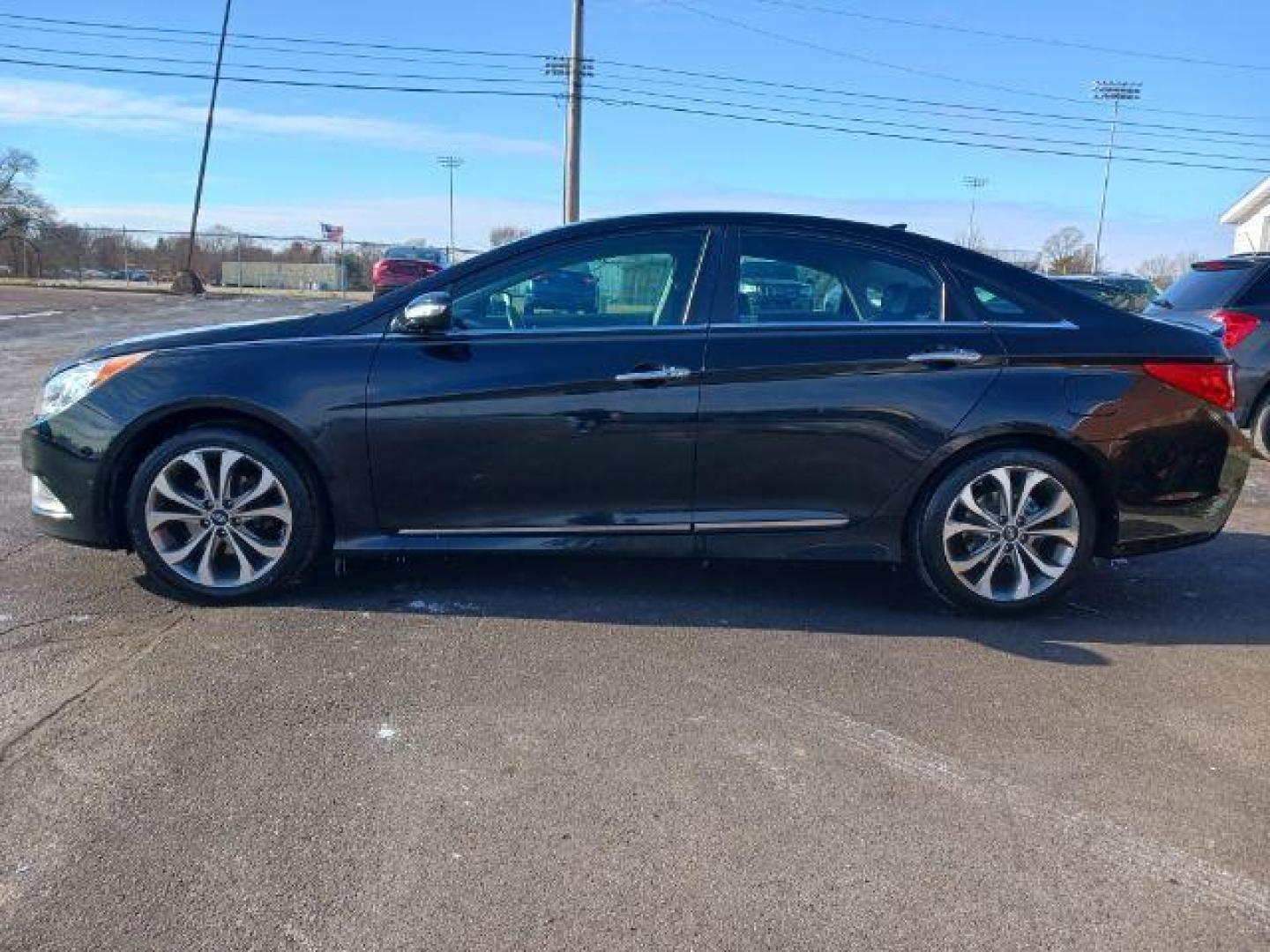 2014 Phantom Black Metallic Hyundai Sonata SE Auto (5NPEC4AC0EH) with an 2.4L L4 DOHC 16V engine, 6-Speed Automatic transmission, located at 4508 South Dixie Dr, Moraine, OH, 45439, (937) 908-9800, 39.690136, -84.216438 - Photo#3