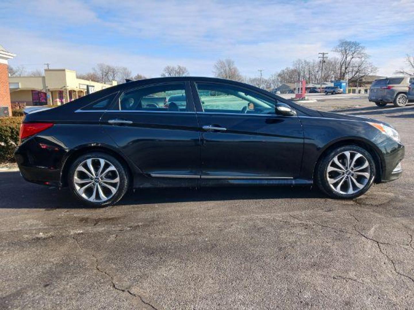 2014 Phantom Black Metallic Hyundai Sonata SE Auto (5NPEC4AC0EH) with an 2.4L L4 DOHC 16V engine, 6-Speed Automatic transmission, located at 4508 South Dixie Dr, Moraine, OH, 45439, (937) 908-9800, 39.690136, -84.216438 - Photo#4