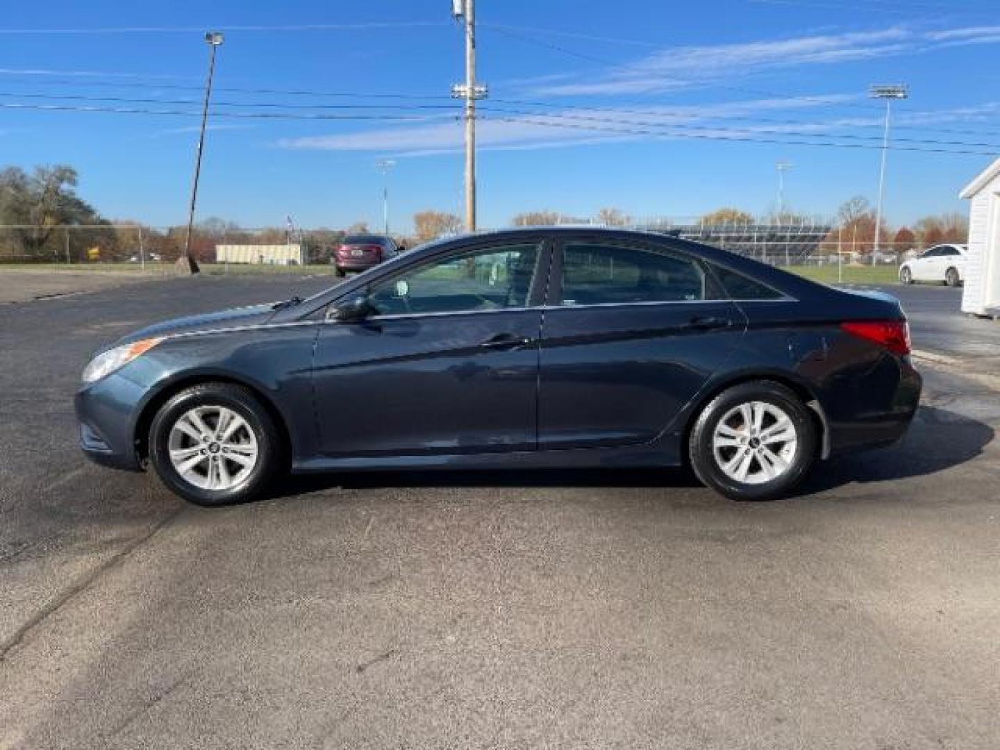 2014 Pacific Blue Pearl Hyundai Sonata GLS (5NPEB4AC9EH) with an 2.4L L4 DOHC 16V engine, 6-Speed Automatic transmission, located at 1230 East Main St, Xenia, OH, 45385, (937) 908-9800, 39.687321, -83.910294 - Photo#2