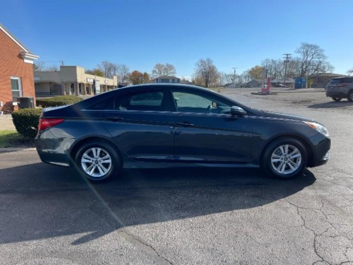 2014 Pacific Blue Pearl Hyundai Sonata GLS (5NPEB4AC9EH) with an 2.4L L4 DOHC 16V engine, 6-Speed Automatic transmission, located at 1230 East Main St, Xenia, OH, 45385, (937) 908-9800, 39.687321, -83.910294 - Photo#3