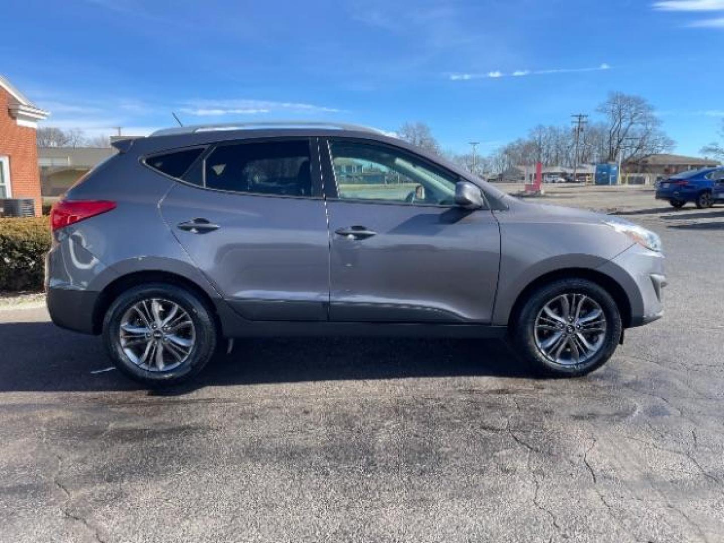 2014 Shadow Grey Hyundai Tucson GLS 2WD (KM8JU3AG9EU) with an 2.4L L4 DOHC 16V engine, 6-Speed Automatic transmission, located at 880 E. National Road, Vandalia, OH, 45377, (937) 908-9800, 39.892189, -84.181015 - Photo#4