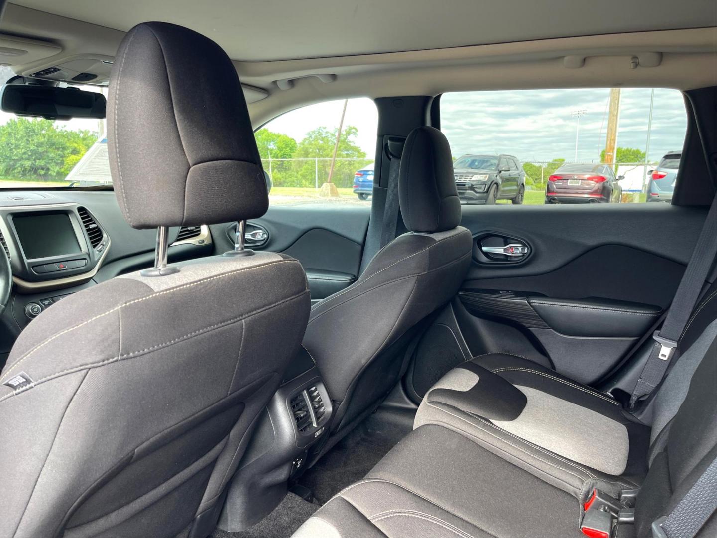 2014 Brilliant Black Crystal P Jeep Cherokee (1C4PJMCS4EW) with an 3.2L V6 DOHC 24V engine, 9-Speed Automatic transmission, located at 1230 East Main St, Xenia, OH, 45385, (937) 908-9800, 39.687321, -83.910294 - Photo#9