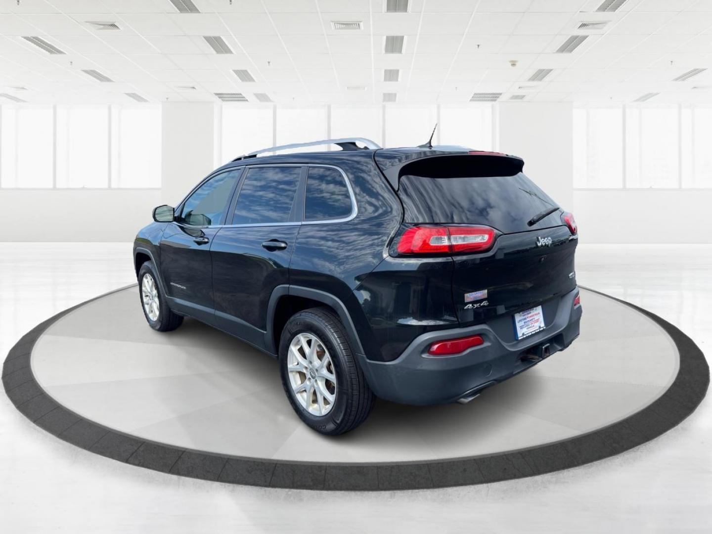 2014 Brilliant Black Crystal P Jeep Cherokee (1C4PJMCS4EW) with an 3.2L V6 DOHC 24V engine, 9-Speed Automatic transmission, located at 1230 East Main St, Xenia, OH, 45385, (937) 908-9800, 39.687321, -83.910294 - Photo#4