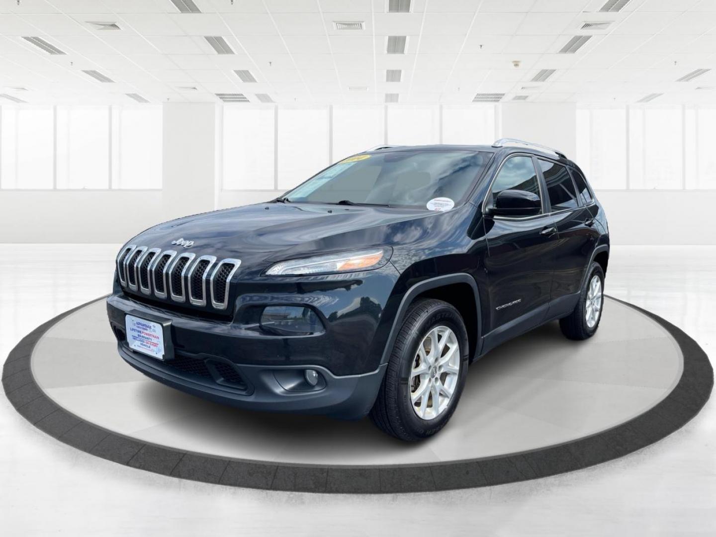 2014 Brilliant Black Crystal P Jeep Cherokee (1C4PJMCS4EW) with an 3.2L V6 DOHC 24V engine, 9-Speed Automatic transmission, located at 1230 East Main St, Xenia, OH, 45385, (937) 908-9800, 39.687321, -83.910294 - Photo#7