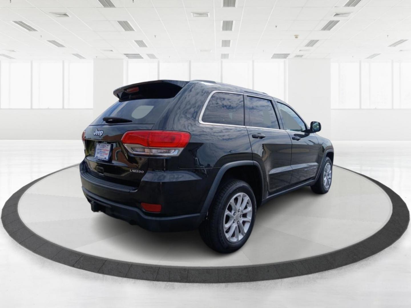 2014 Brilliant Black Crystal P Jeep Grand Cherokee Laredo 4WD (1C4RJFAG5EC) with an 3.6L V6 DOHC 24V engine, 5-Speed Automatic transmission, located at 1230 East Main St, Xenia, OH, 45385, (937) 908-9800, 39.687321, -83.910294 - Photo#2