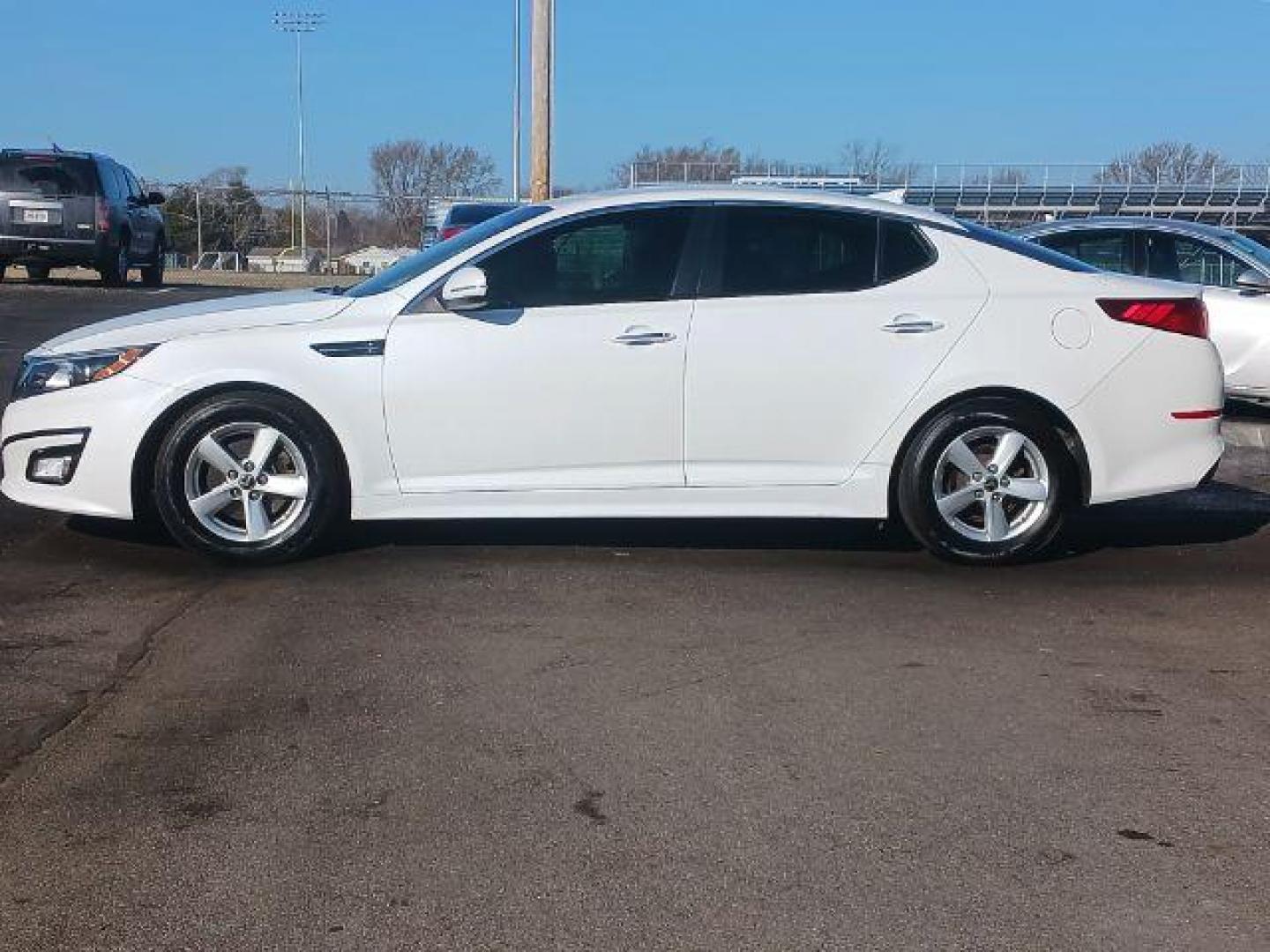 2014 Snow White Pearl Kia Optima LX (5XXGM4A71EG) with an 2.4L L4 DOHC 16V engine, 6-Speed Automatic transmission, located at 1184 Kauffman Ave, Fairborn, OH, 45324, (937) 908-9800, 39.807365, -84.029114 - Photo#3