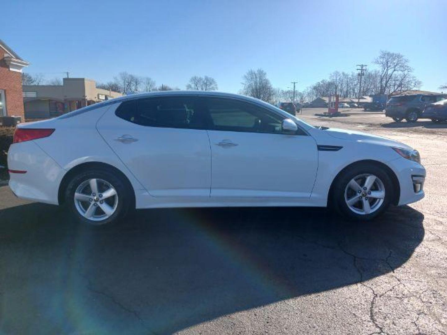 2014 Snow White Pearl Kia Optima LX (5XXGM4A71EG) with an 2.4L L4 DOHC 16V engine, 6-Speed Automatic transmission, located at 1184 Kauffman Ave, Fairborn, OH, 45324, (937) 908-9800, 39.807365, -84.029114 - Photo#4