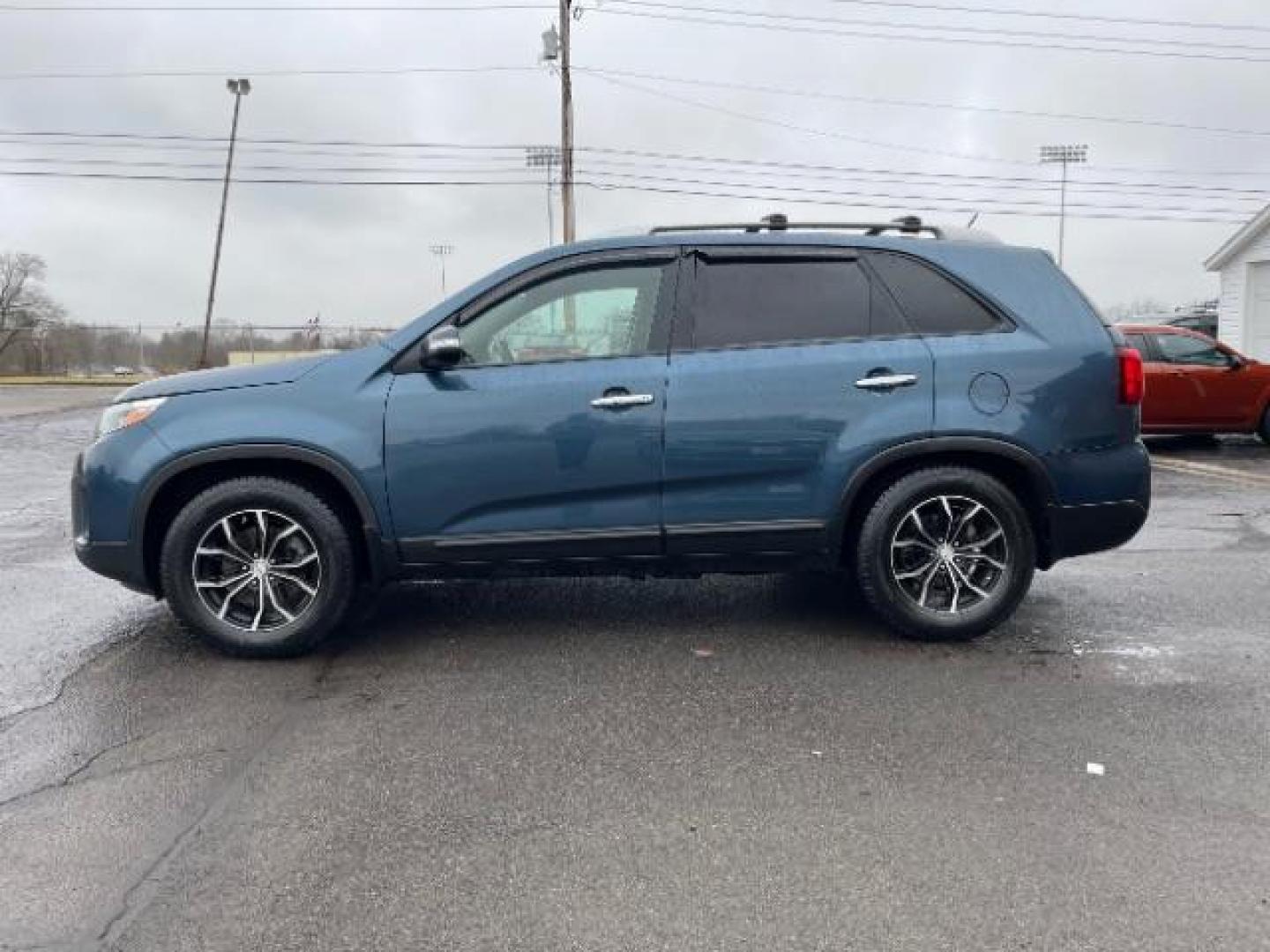 2014 Blue Kia Sorento LX 2WD (5XYKT3A64EG) with an 2.4L L4 DOHC 16V engine, 6-Speed Automatic transmission, located at 1184 Kauffman Ave, Fairborn, OH, 45324, (937) 908-9800, 39.807365, -84.029114 - Photo#2