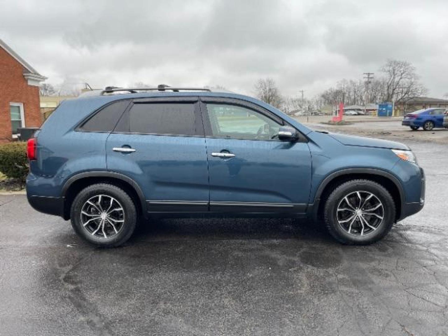 2014 Blue Kia Sorento LX 2WD (5XYKT3A64EG) with an 2.4L L4 DOHC 16V engine, 6-Speed Automatic transmission, located at 1184 Kauffman Ave, Fairborn, OH, 45324, (937) 908-9800, 39.807365, -84.029114 - Photo#3