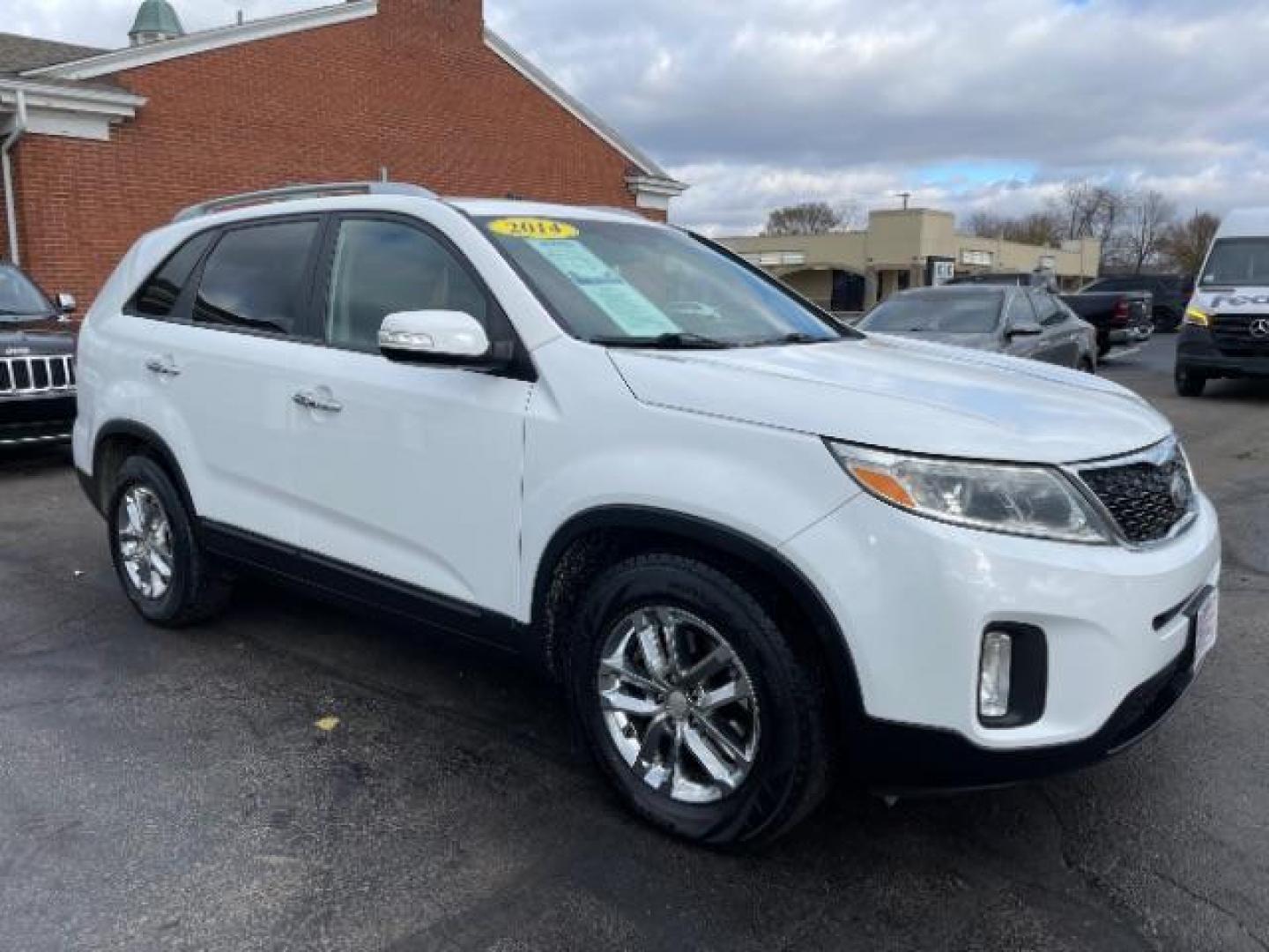 2014 White Kia Sorento LX 2WD (5XYKT3A64EG) with an 2.4L L4 DOHC 16V engine, 6-Speed Automatic transmission, located at 1230 East Main St, Xenia, OH, 45385, (937) 908-9800, 39.687321, -83.910294 - Photo#0