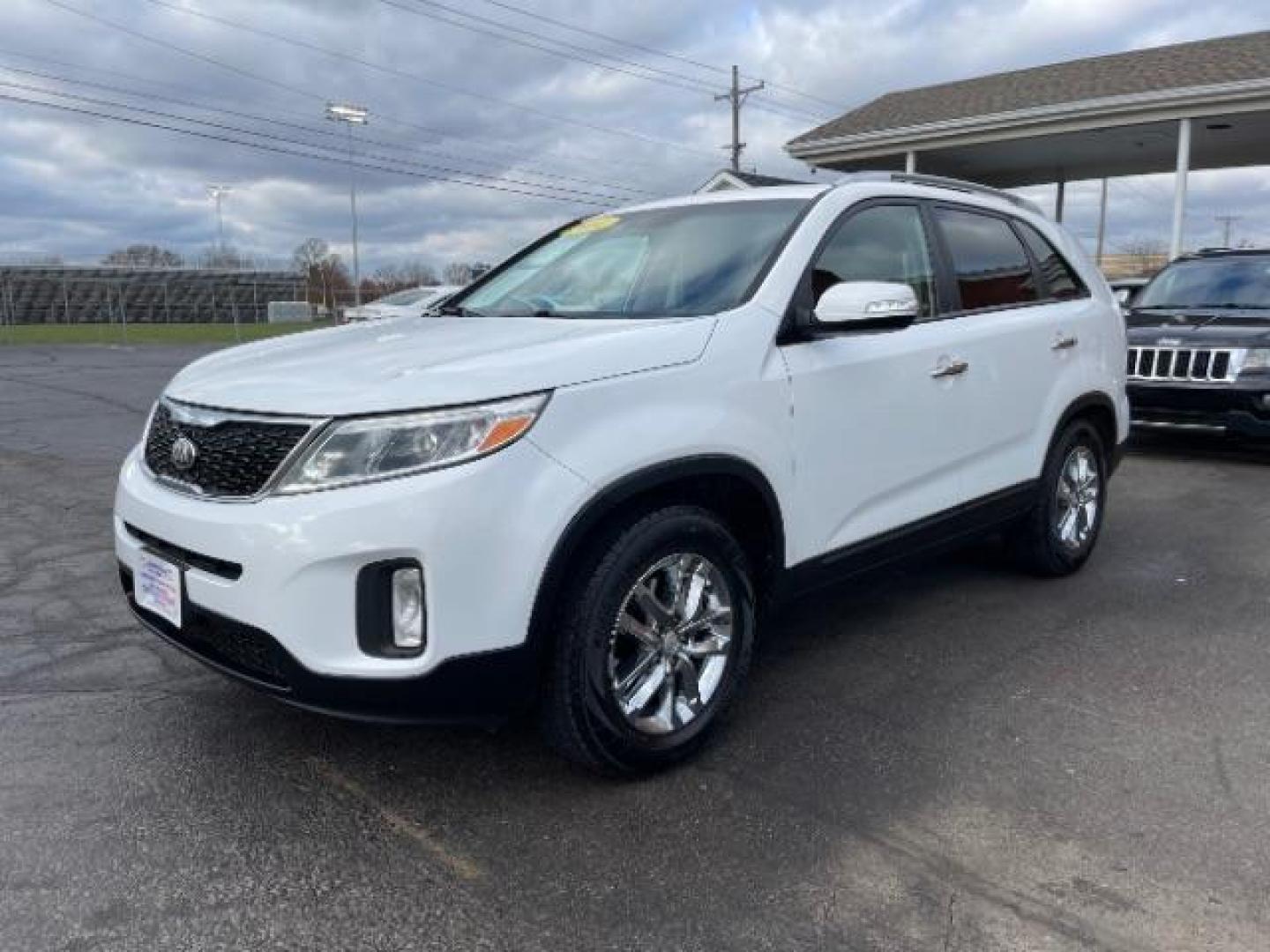 2014 White Kia Sorento LX 2WD (5XYKT3A64EG) with an 2.4L L4 DOHC 16V engine, 6-Speed Automatic transmission, located at 1230 East Main St, Xenia, OH, 45385, (937) 908-9800, 39.687321, -83.910294 - Photo#1