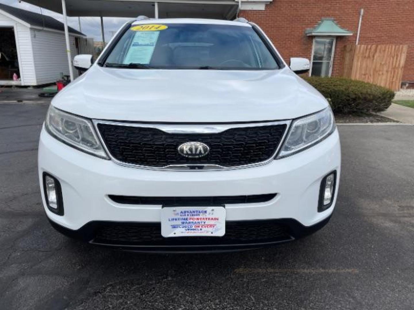 2014 White Kia Sorento LX 2WD (5XYKT3A64EG) with an 2.4L L4 DOHC 16V engine, 6-Speed Automatic transmission, located at 1230 East Main St, Xenia, OH, 45385, (937) 908-9800, 39.687321, -83.910294 - Photo#2