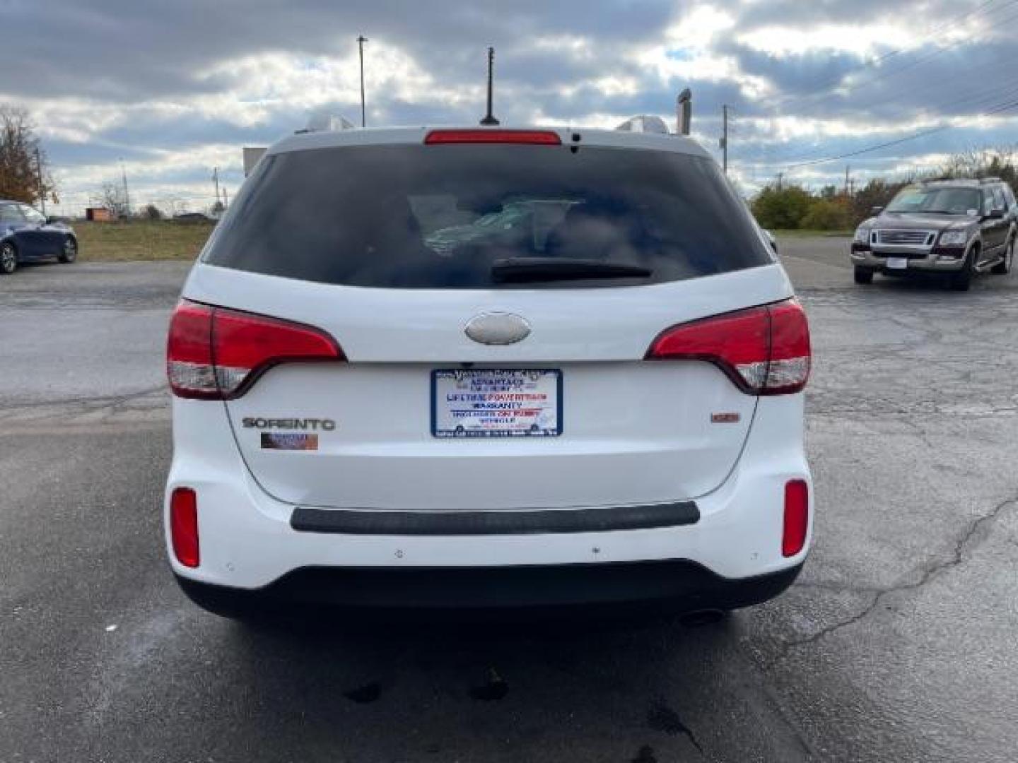 2014 White Kia Sorento LX 2WD (5XYKT3A64EG) with an 2.4L L4 DOHC 16V engine, 6-Speed Automatic transmission, located at 1230 East Main St, Xenia, OH, 45385, (937) 908-9800, 39.687321, -83.910294 - Photo#3