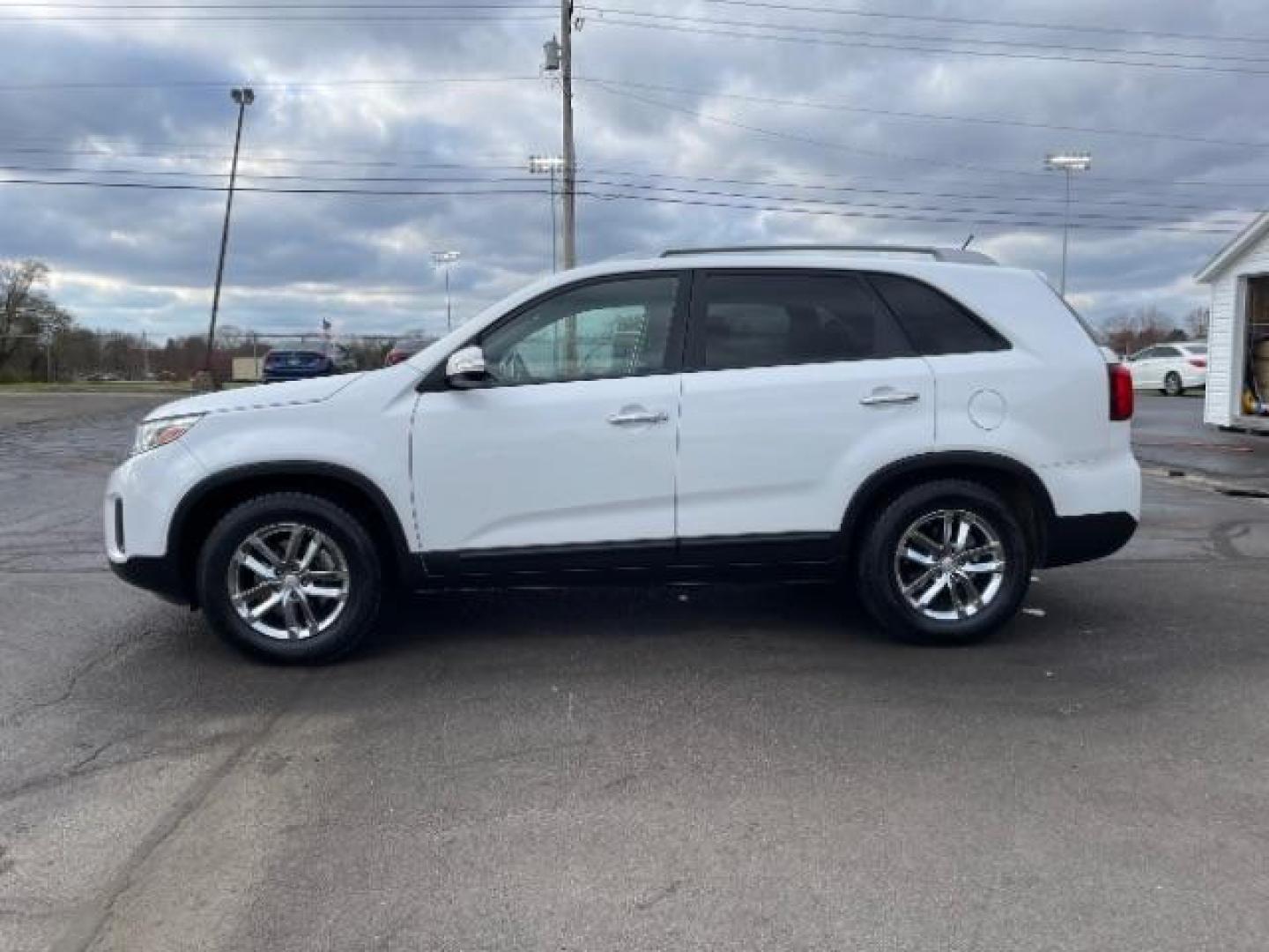 2014 White Kia Sorento LX 2WD (5XYKT3A64EG) with an 2.4L L4 DOHC 16V engine, 6-Speed Automatic transmission, located at 1230 East Main St, Xenia, OH, 45385, (937) 908-9800, 39.687321, -83.910294 - Photo#4