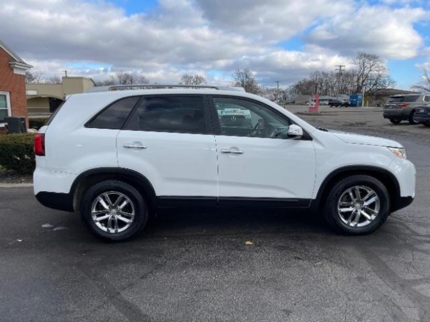 2014 White Kia Sorento LX 2WD (5XYKT3A64EG) with an 2.4L L4 DOHC 16V engine, 6-Speed Automatic transmission, located at 1230 East Main St, Xenia, OH, 45385, (937) 908-9800, 39.687321, -83.910294 - Photo#5