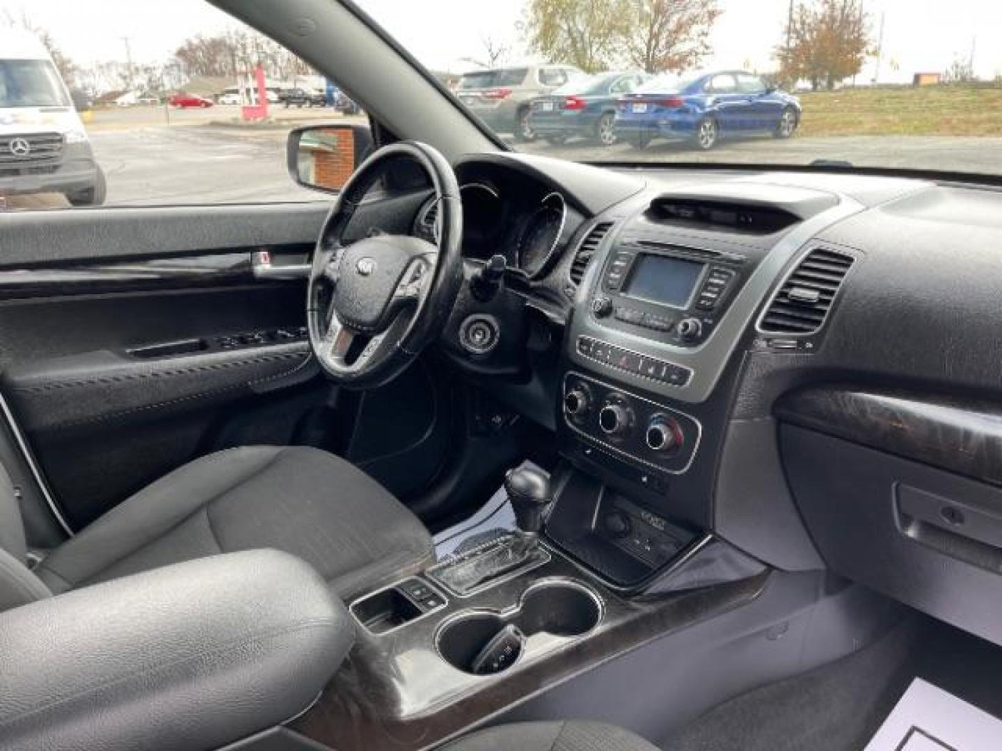 2014 White Kia Sorento LX 2WD (5XYKT3A64EG) with an 2.4L L4 DOHC 16V engine, 6-Speed Automatic transmission, located at 1230 East Main St, Xenia, OH, 45385, (937) 908-9800, 39.687321, -83.910294 - Photo#7