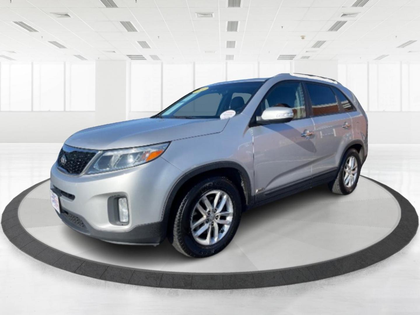 2014 Silver Kia Sorento (5XYKTCA69EG) with an 2.4L L4 DOHC 16V engine, 6-Speed Automatic transmission, located at 880 E. National Road, Vandalia, OH, 45377, (937) 908-9800, 39.892189, -84.181015 - Photo#5