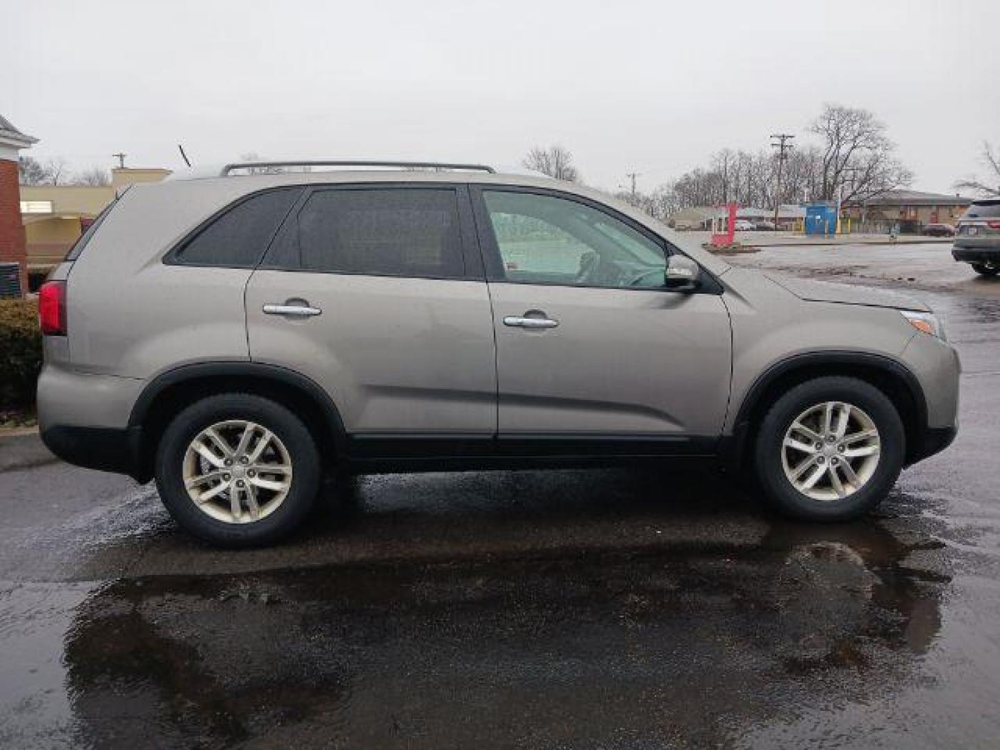 2014 Brown Kia Sorento LX 2WD (5XYKT4A61EG) with an 2.4L L4 DOHC 16V engine, 6-Speed Automatic transmission, located at 880 E. National Road, Vandalia, OH, 45377, (937) 908-9800, 39.892189, -84.181015 - Photo#4