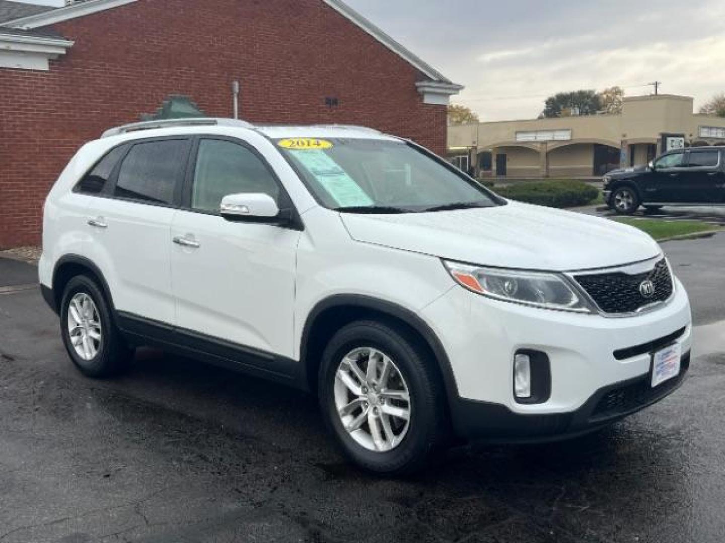 2014 White Kia Sorento LX 2WD (5XYKT3A68EG) with an 2.4L L4 DOHC 16V engine, 6-Speed Automatic transmission, located at 1184 Kauffman Ave, Fairborn, OH, 45324, (937) 908-9800, 39.807365, -84.029114 - Photo#0