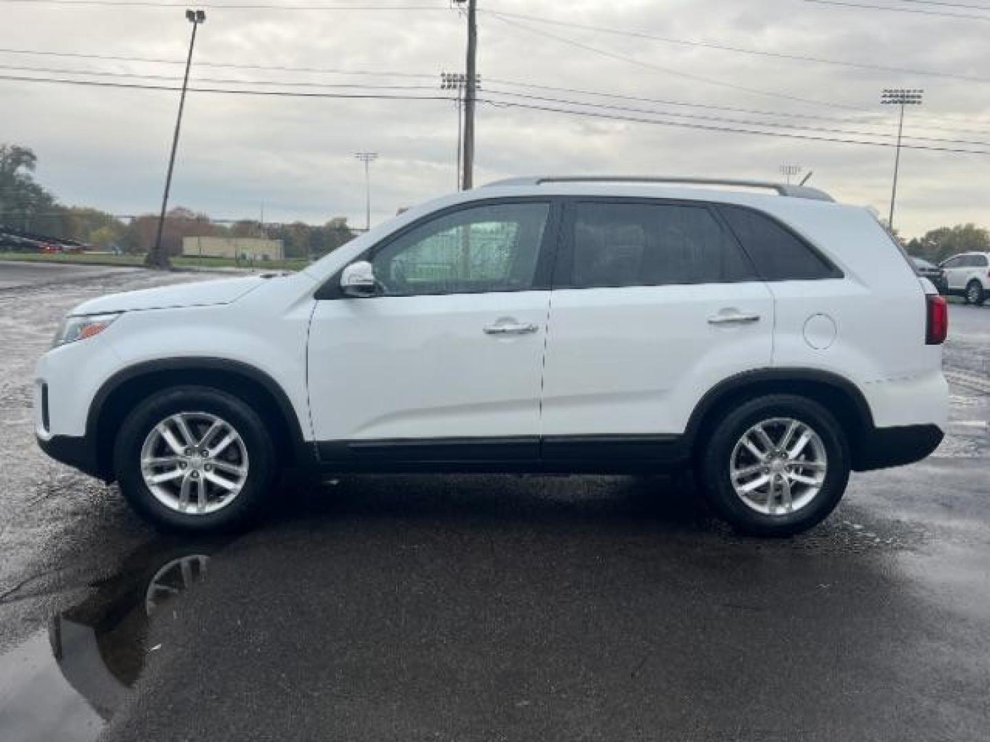 2014 White Kia Sorento LX 2WD (5XYKT3A68EG) with an 2.4L L4 DOHC 16V engine, 6-Speed Automatic transmission, located at 1184 Kauffman Ave, Fairborn, OH, 45324, (937) 908-9800, 39.807365, -84.029114 - Photo#3