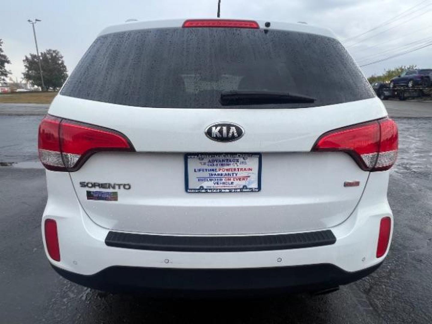 2014 White Kia Sorento LX 2WD (5XYKT3A68EG) with an 2.4L L4 DOHC 16V engine, 6-Speed Automatic transmission, located at 1184 Kauffman Ave, Fairborn, OH, 45324, (937) 908-9800, 39.807365, -84.029114 - Photo#4