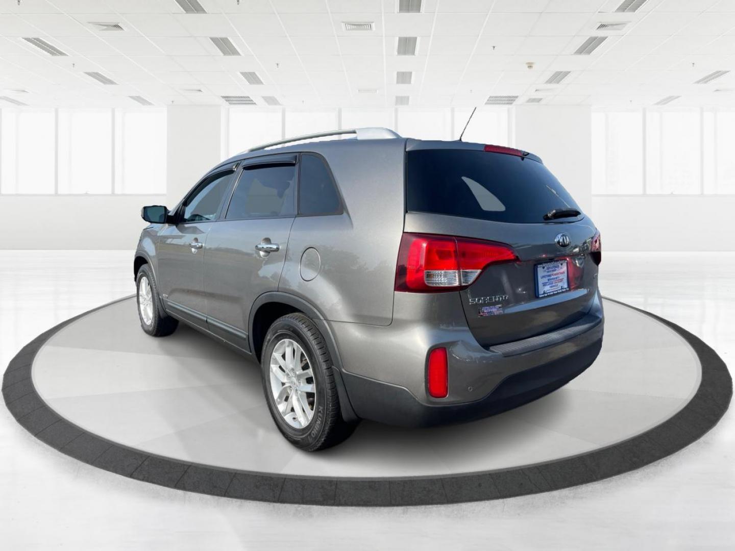 2014 Gray Kia Sorento (5XYKTCA66EG) with an 2.4L L4 DOHC 16V engine, 6-Speed Automatic transmission, located at 1184 Kauffman Ave, Fairborn, OH, 45324, (937) 908-9800, 39.807365, -84.029114 - Photo#4