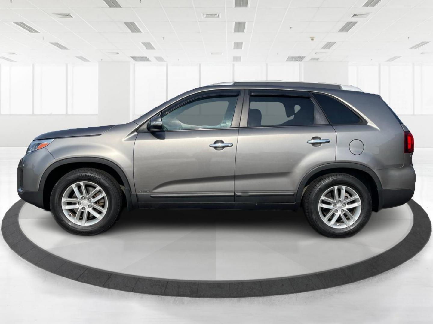 2014 Gray Kia Sorento (5XYKTCA66EG) with an 2.4L L4 DOHC 16V engine, 6-Speed Automatic transmission, located at 1184 Kauffman Ave, Fairborn, OH, 45324, (937) 908-9800, 39.807365, -84.029114 - Photo#5