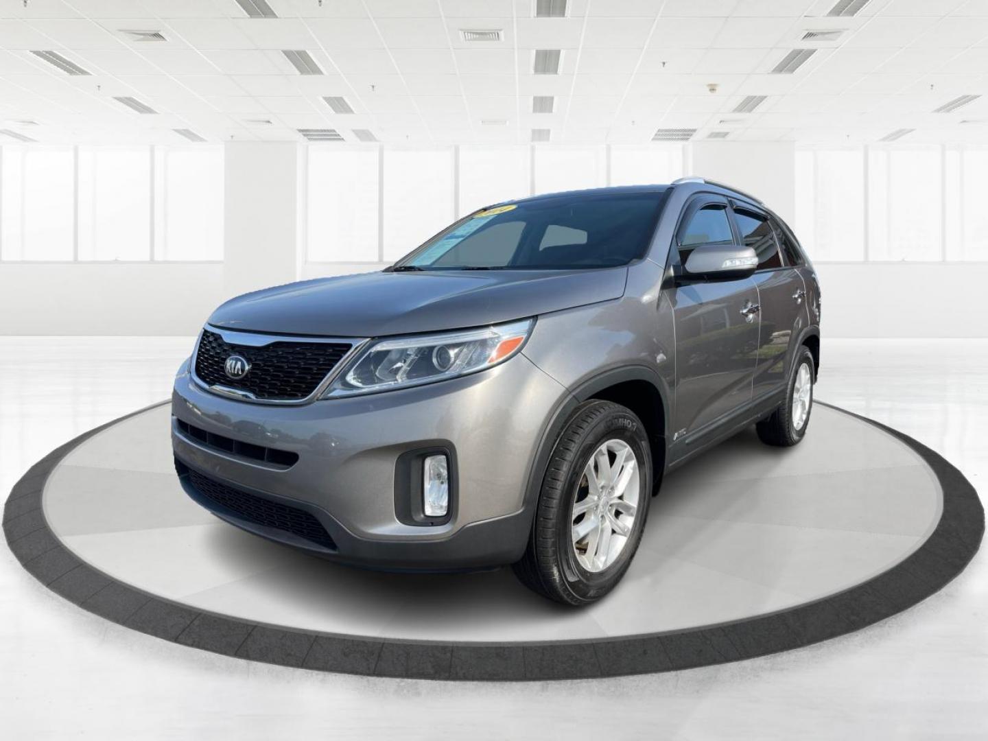 2014 Gray Kia Sorento (5XYKTCA66EG) with an 2.4L L4 DOHC 16V engine, 6-Speed Automatic transmission, located at 1184 Kauffman Ave, Fairborn, OH, 45324, (937) 908-9800, 39.807365, -84.029114 - Photo#7