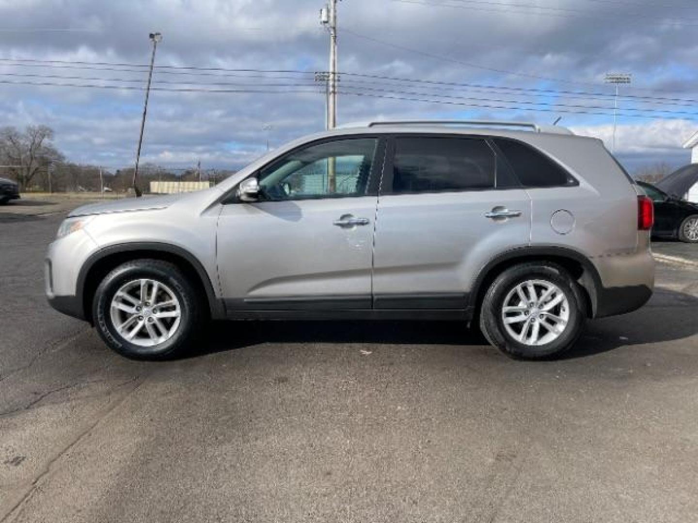 2014 Silver Kia Sorento LX 2WD (5XYKT4A64EG) with an 2.4L L4 DOHC 16V engine, 6-Speed Automatic transmission, located at 4508 South Dixie Dr, Moraine, OH, 45439, (937) 908-9800, 39.690136, -84.216438 - Photo#2