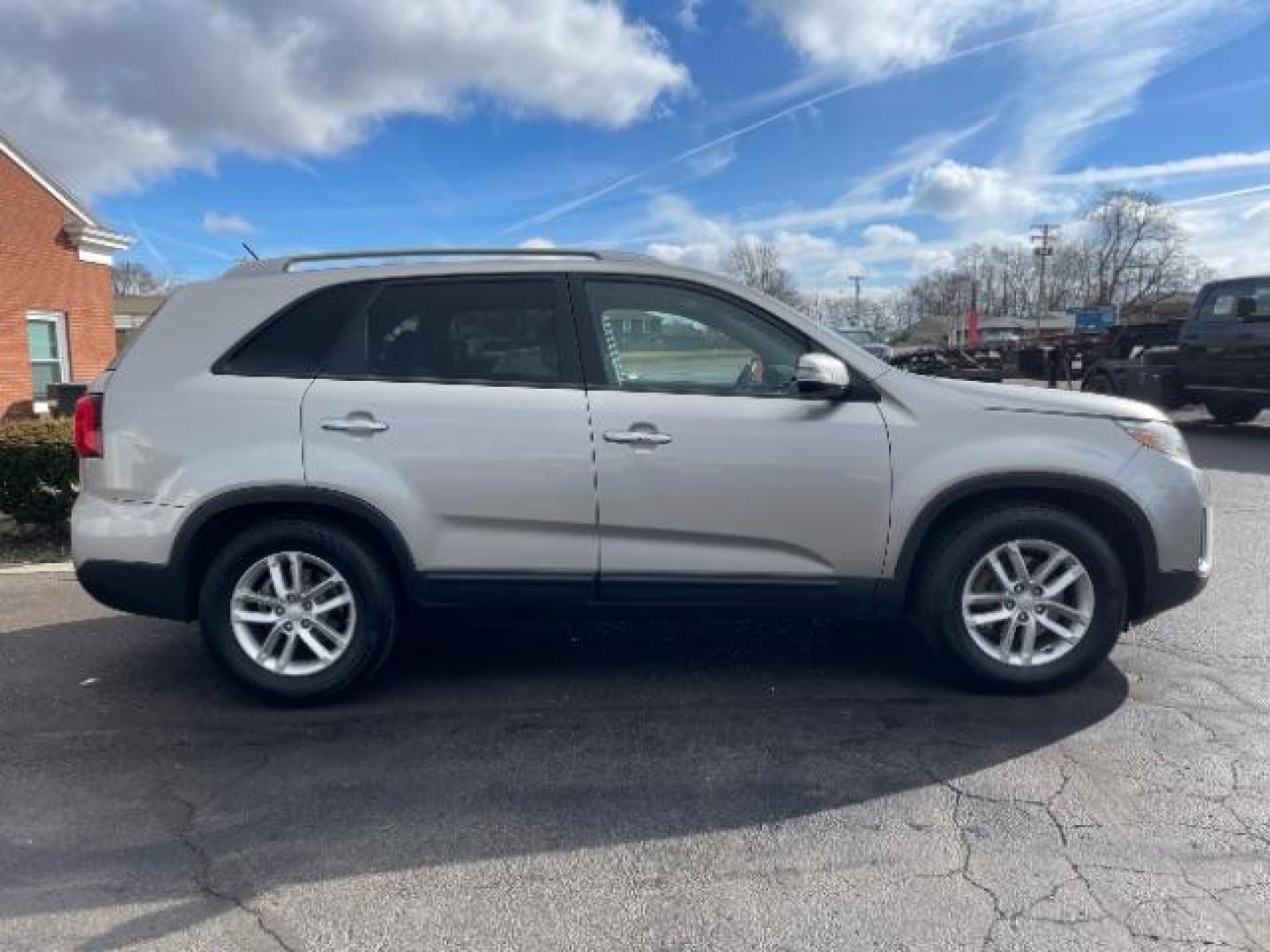 2014 Silver Kia Sorento LX 2WD (5XYKT4A64EG) with an 2.4L L4 DOHC 16V engine, 6-Speed Automatic transmission, located at 4508 South Dixie Dr, Moraine, OH, 45439, (937) 908-9800, 39.690136, -84.216438 - Photo#3