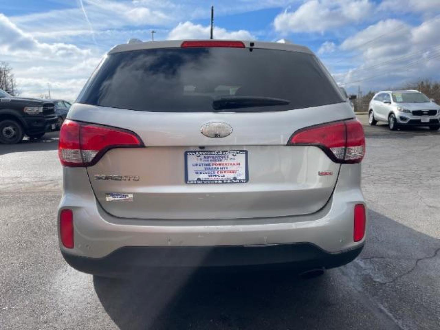 2014 Silver Kia Sorento LX 2WD (5XYKT4A64EG) with an 2.4L L4 DOHC 16V engine, 6-Speed Automatic transmission, located at 4508 South Dixie Dr, Moraine, OH, 45439, (937) 908-9800, 39.690136, -84.216438 - Photo#4