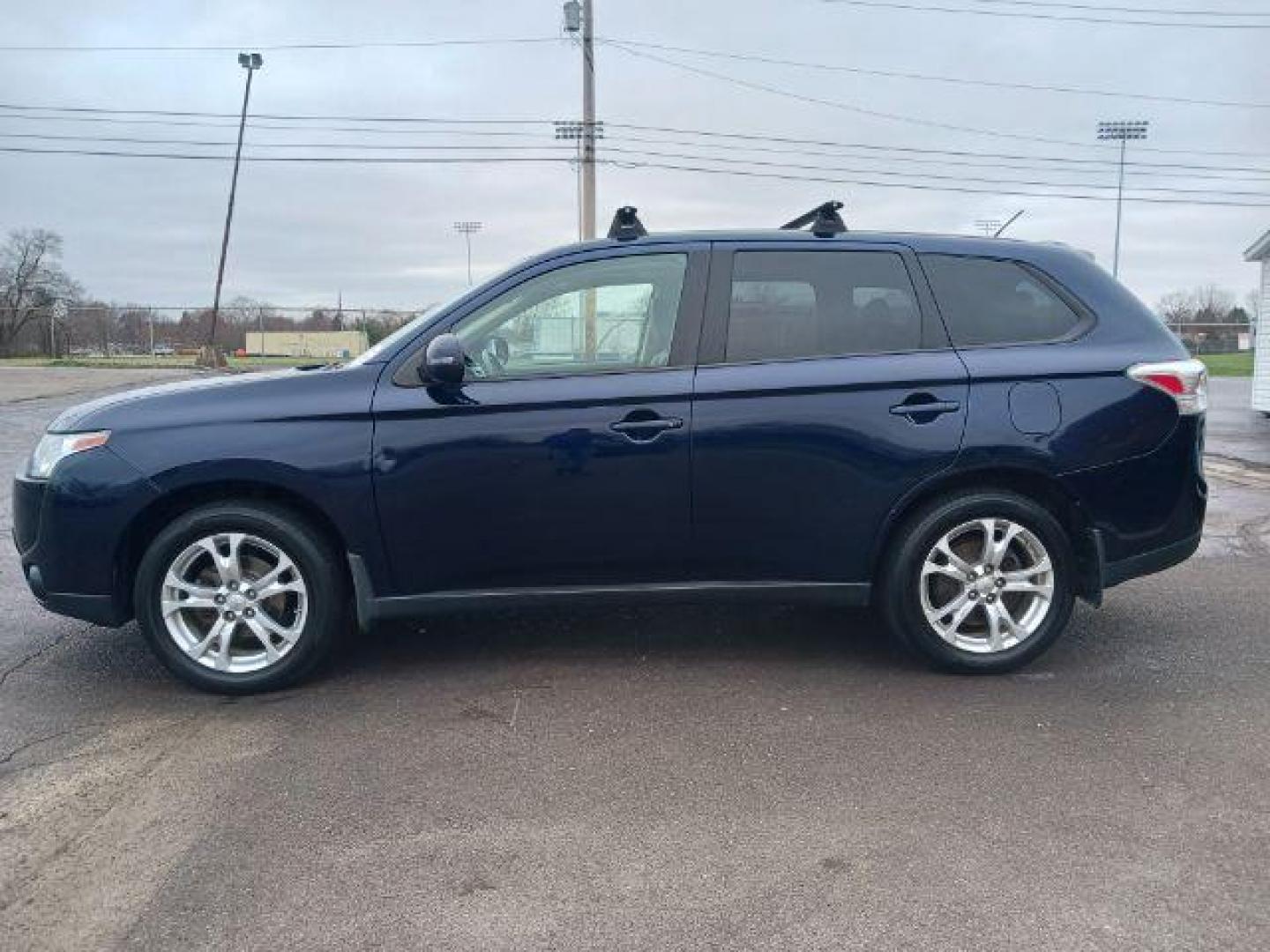 2014 Cosmic Blue Metallic Mitsubishi Outlander SE S-AWC (JA4AZ3A32EZ) with an 2.4L L4 DOHC 16V engine, 6-Speed Automatic transmission, located at 880 E. National Road, Vandalia, OH, 45377, (937) 908-9800, 39.892189, -84.181015 - Photo#3