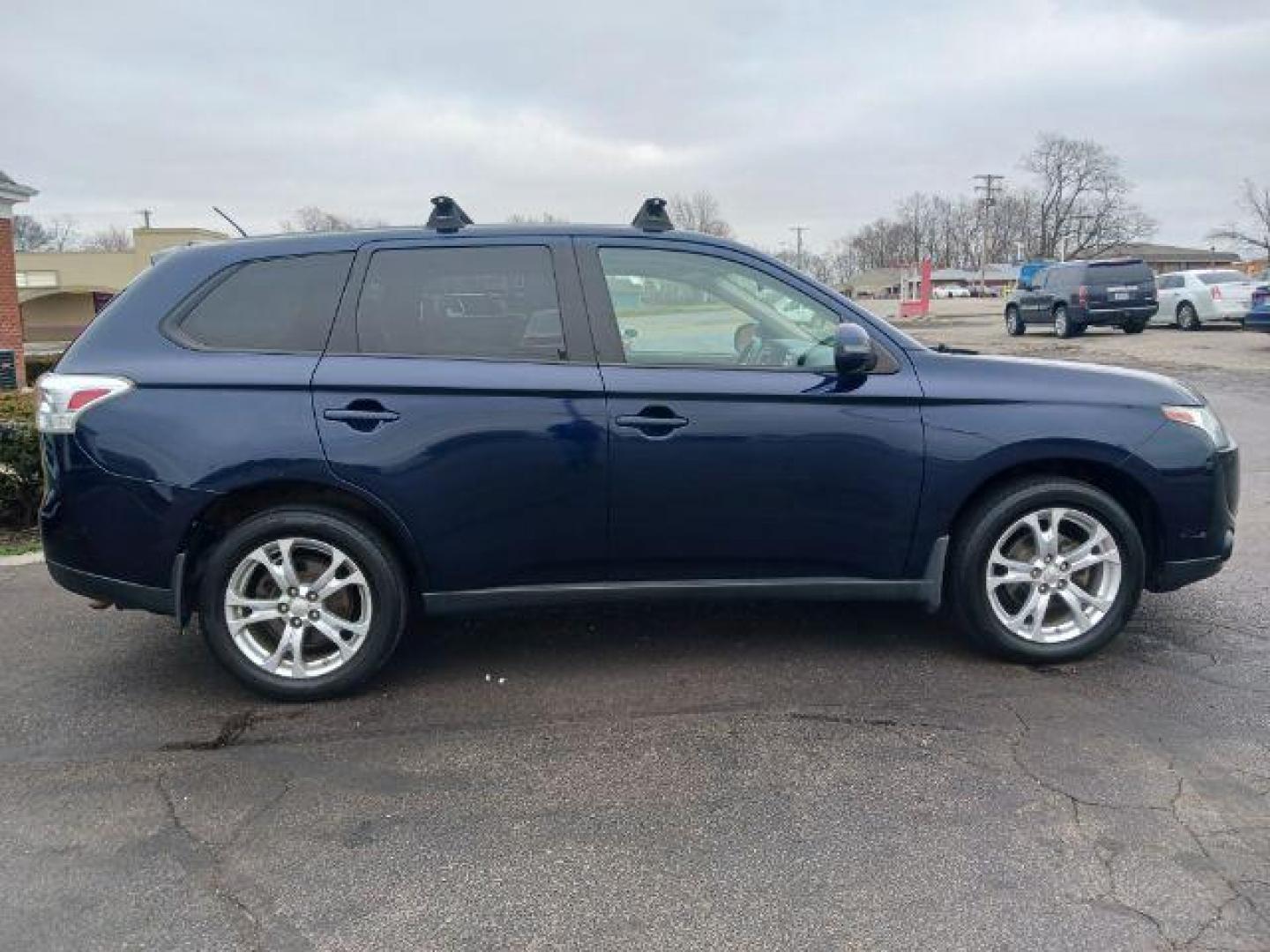 2014 Cosmic Blue Metallic Mitsubishi Outlander SE S-AWC (JA4AZ3A32EZ) with an 2.4L L4 DOHC 16V engine, 6-Speed Automatic transmission, located at 880 E. National Road, Vandalia, OH, 45377, (937) 908-9800, 39.892189, -84.181015 - Photo#4