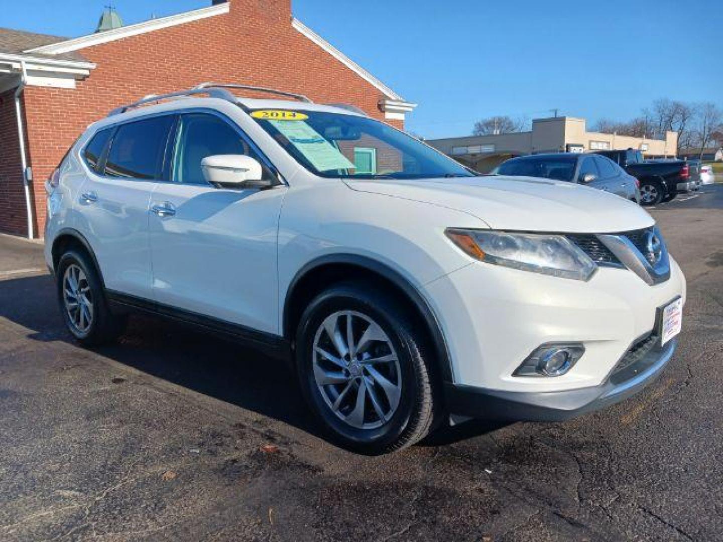 2014 Moonlight White Nissan Rogue SL AWD (5N1AT2MV3EC) with an 2.5L L4 DOHC 16V engine, Continuously Variable Transmission transmission, located at 1230 East Main St, Xenia, OH, 45385, (937) 908-9800, 39.687321, -83.910294 - Photo#0