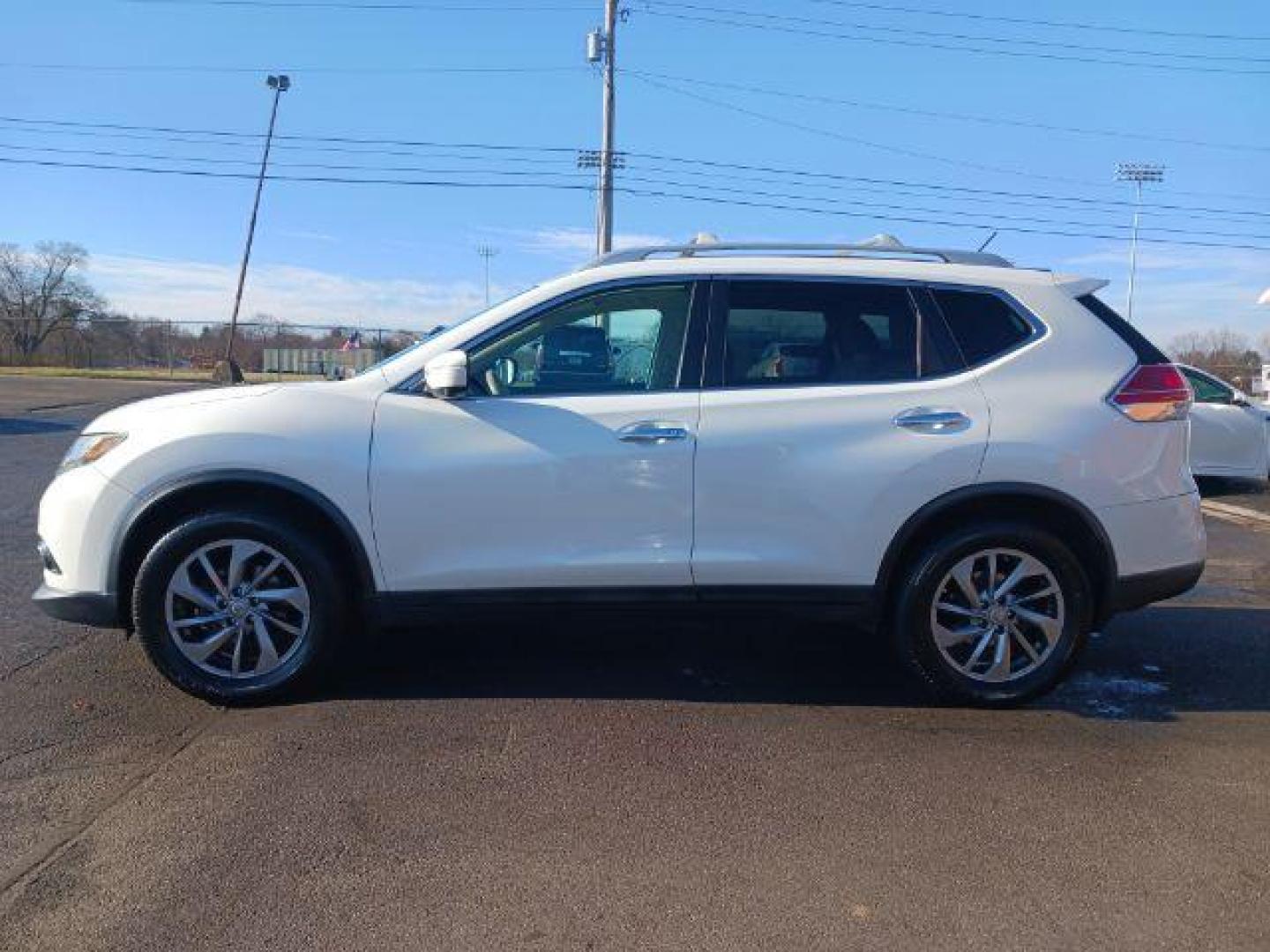 2014 Moonlight White Nissan Rogue SL AWD (5N1AT2MV3EC) with an 2.5L L4 DOHC 16V engine, Continuously Variable Transmission transmission, located at 1230 East Main St, Xenia, OH, 45385, (937) 908-9800, 39.687321, -83.910294 - Photo#3