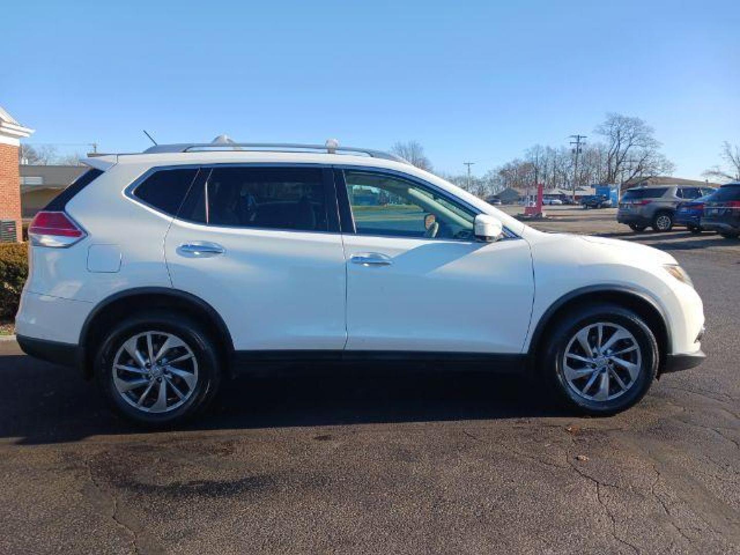 2014 Moonlight White Nissan Rogue SL AWD (5N1AT2MV3EC) with an 2.5L L4 DOHC 16V engine, Continuously Variable Transmission transmission, located at 1230 East Main St, Xenia, OH, 45385, (937) 908-9800, 39.687321, -83.910294 - Photo#4