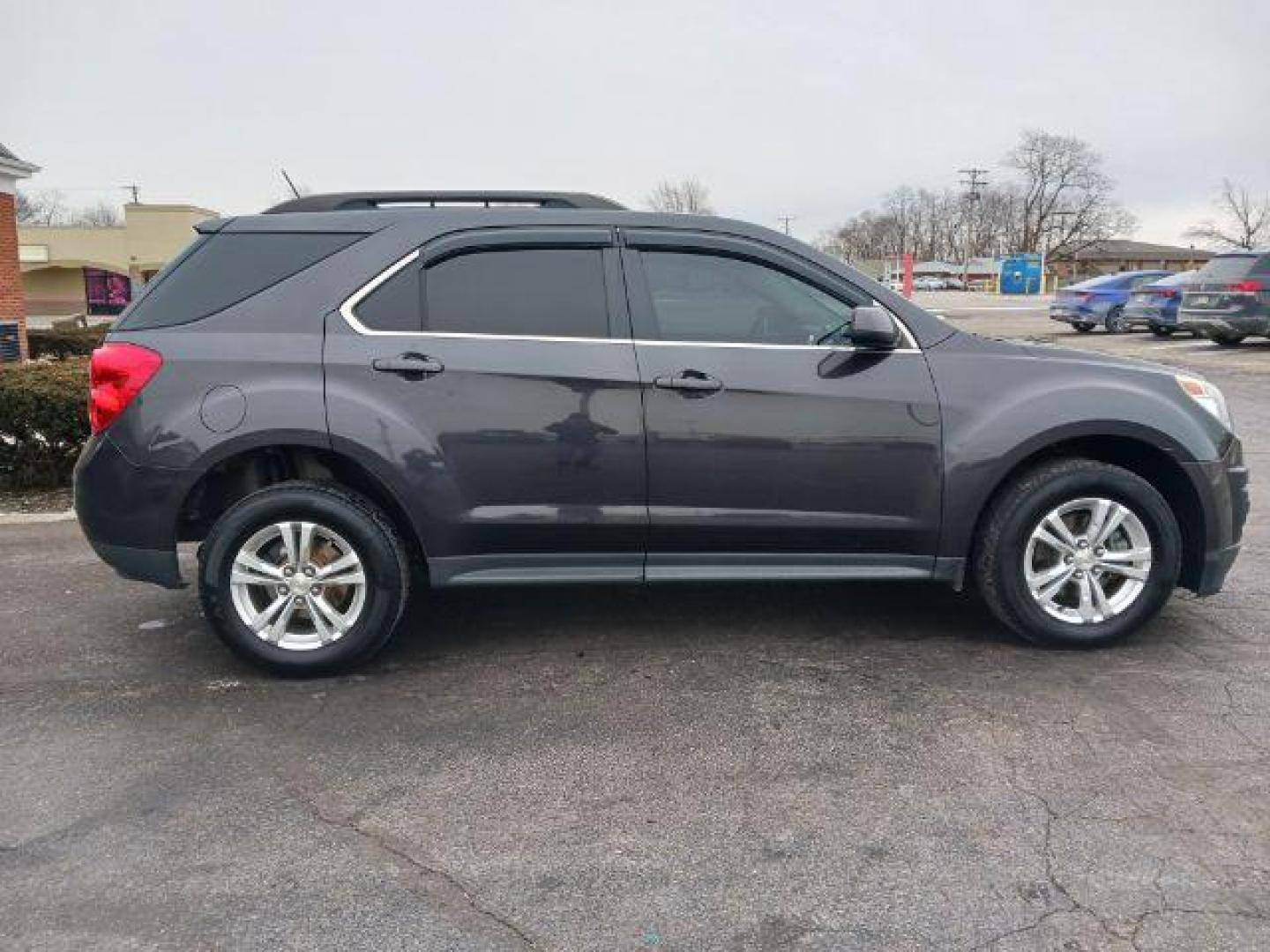 2015 Tungsten Metallic Chevrolet Equinox 1LT 2WD (1GNALBEK9FZ) with an 2.4L L4 DOHC 16V FFV engine, 6-Speed Automatic transmission, located at 1184 Kauffman Ave, Fairborn, OH, 45324, (937) 908-9800, 39.807365, -84.029114 - Photo#4