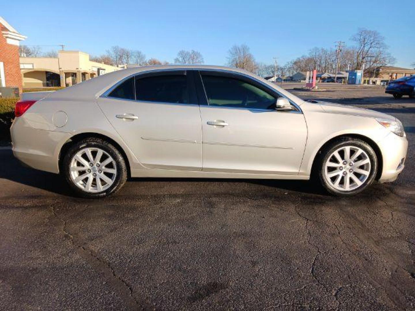 2015 Champagne Silver Metallic Chevrolet Malibu 2LT (1G11D5SL2FF) with an 2.5L L4 DOHC 16V engine, 6-Speed Automatic transmission, located at 1230 East Main St, Xenia, OH, 45385, (937) 908-9800, 39.687321, -83.910294 - Photo#4