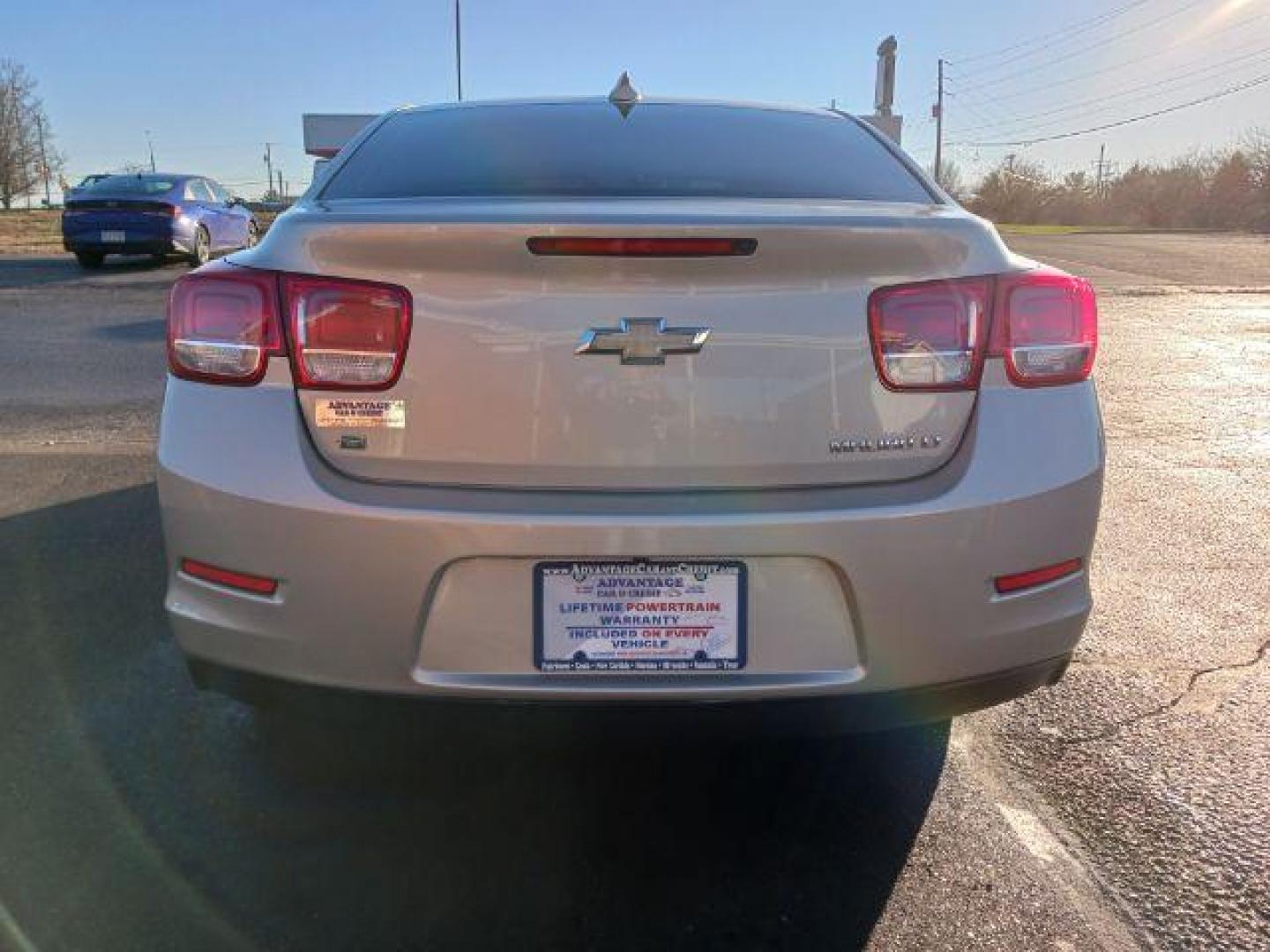 2015 Champagne Silver Metallic Chevrolet Malibu 2LT (1G11D5SL2FF) with an 2.5L L4 DOHC 16V engine, 6-Speed Automatic transmission, located at 1230 East Main St, Xenia, OH, 45385, (937) 908-9800, 39.687321, -83.910294 - Photo#5