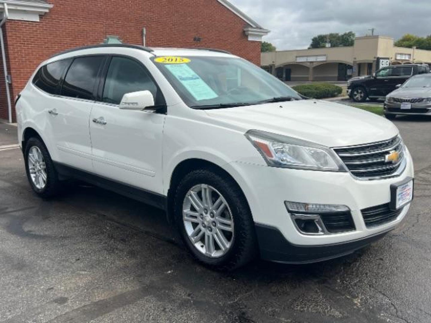 2015 White Diamond Tricoat Chevrolet Traverse 1LT AWD (1GNKVGKD8FJ) with an 3.6L V6 DOHC 24V engine, 6-Speed Automatic transmission, located at 1951 S Dayton Lakeview Rd., New Carlisle, OH, 45344, (937) 908-9800, 39.890999, -84.050255 - Photo#0