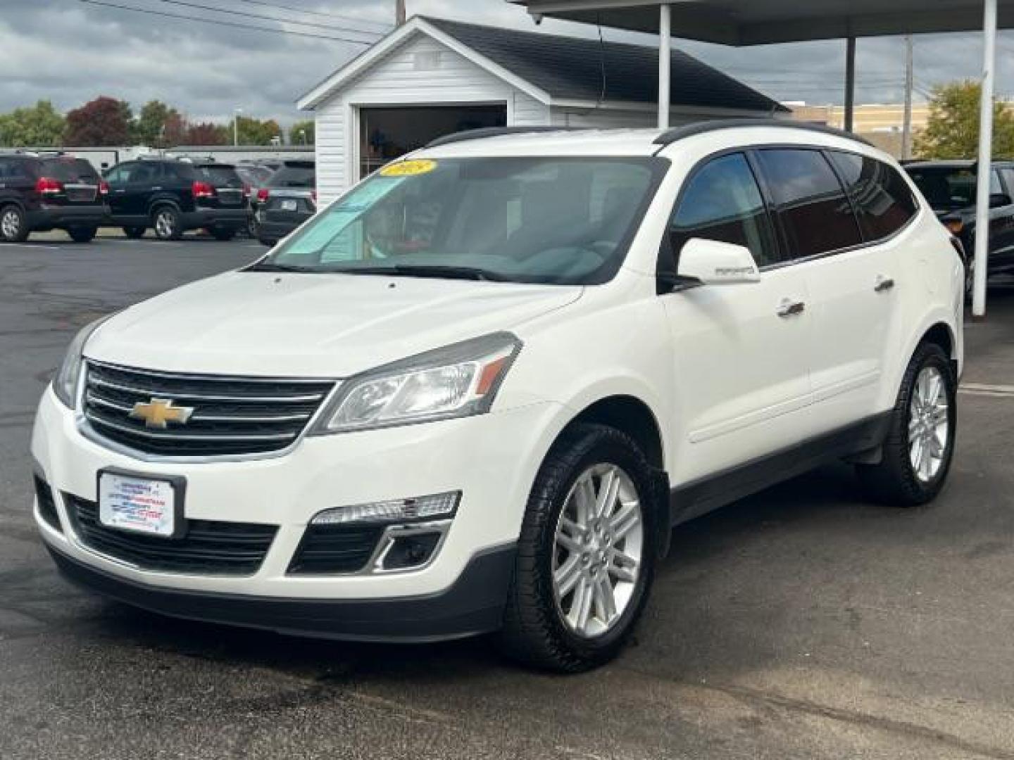 2015 White Diamond Tricoat Chevrolet Traverse 1LT AWD (1GNKVGKD8FJ) with an 3.6L V6 DOHC 24V engine, 6-Speed Automatic transmission, located at 1951 S Dayton Lakeview Rd., New Carlisle, OH, 45344, (937) 908-9800, 39.890999, -84.050255 - Photo#2