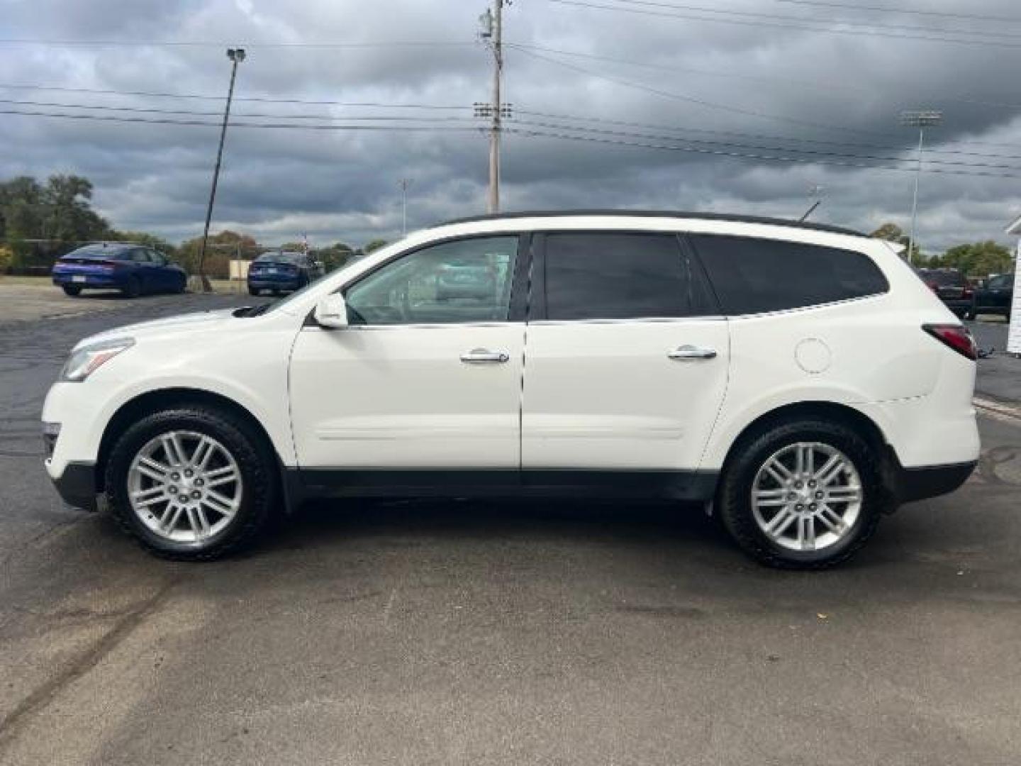 2015 White Diamond Tricoat Chevrolet Traverse 1LT AWD (1GNKVGKD8FJ) with an 3.6L V6 DOHC 24V engine, 6-Speed Automatic transmission, located at 1951 S Dayton Lakeview Rd., New Carlisle, OH, 45344, (937) 908-9800, 39.890999, -84.050255 - Photo#3