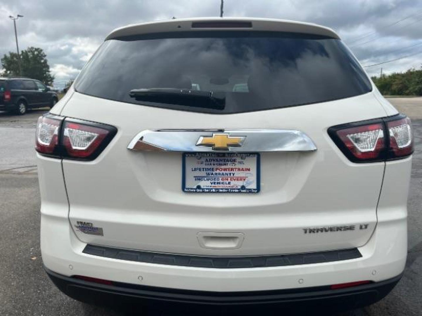 2015 White Diamond Tricoat Chevrolet Traverse 1LT AWD (1GNKVGKD8FJ) with an 3.6L V6 DOHC 24V engine, 6-Speed Automatic transmission, located at 1951 S Dayton Lakeview Rd., New Carlisle, OH, 45344, (937) 908-9800, 39.890999, -84.050255 - Photo#4