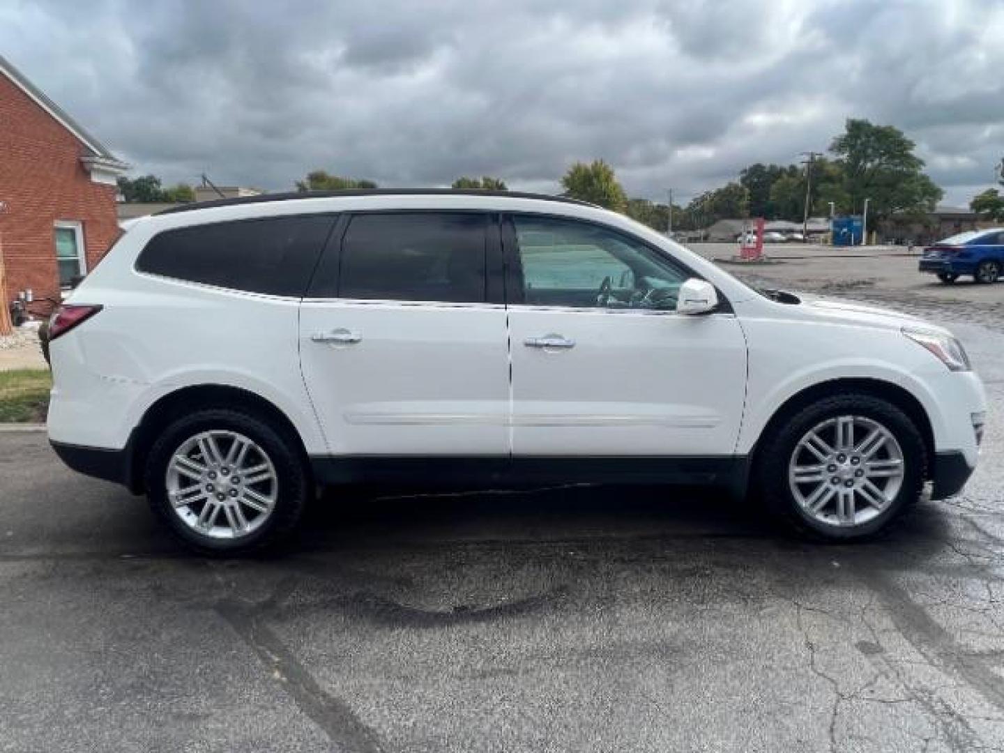 2015 White Diamond Tricoat Chevrolet Traverse 1LT AWD (1GNKVGKD8FJ) with an 3.6L V6 DOHC 24V engine, 6-Speed Automatic transmission, located at 1951 S Dayton Lakeview Rd., New Carlisle, OH, 45344, (937) 908-9800, 39.890999, -84.050255 - Photo#5