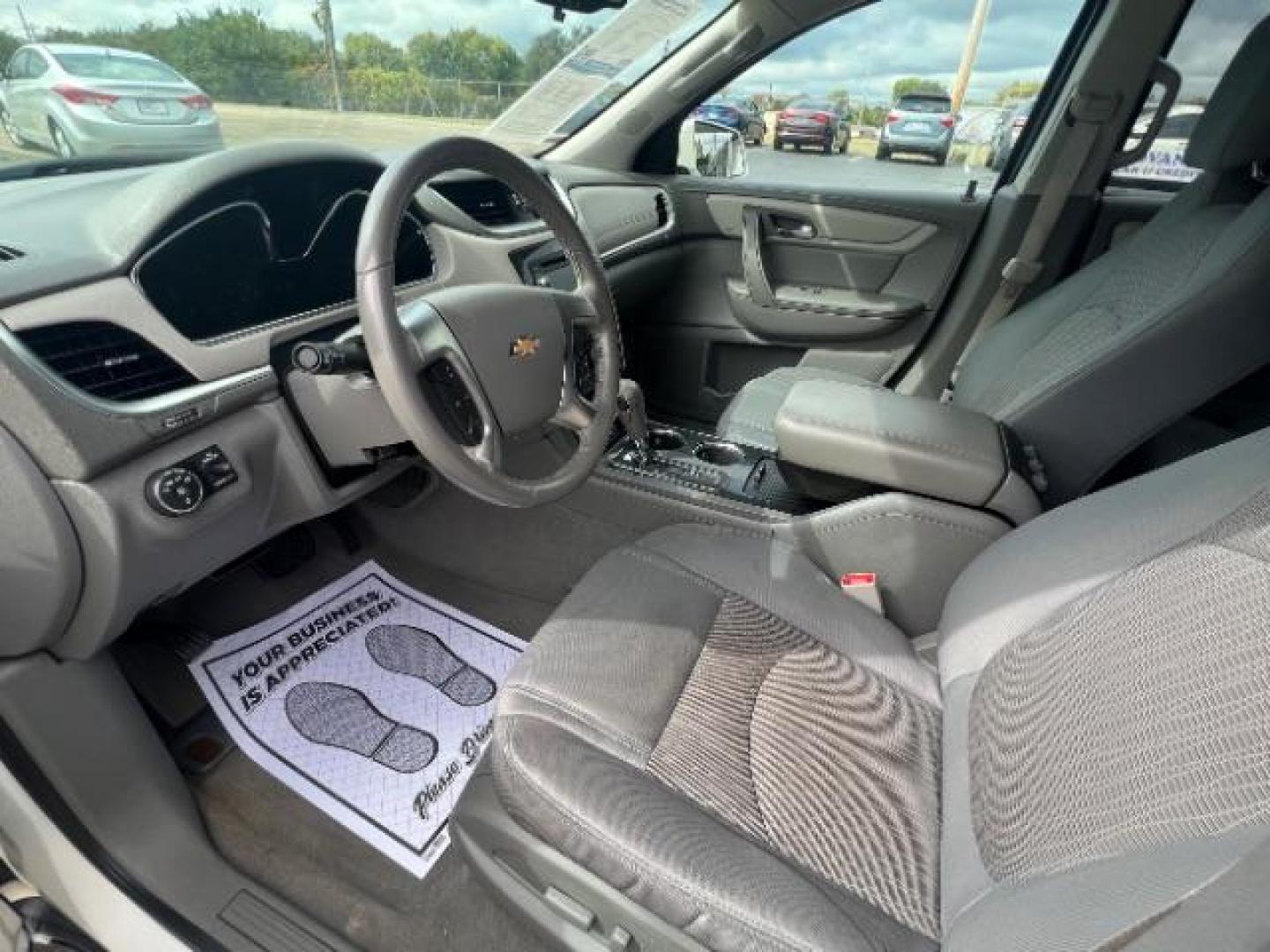 2015 White Diamond Tricoat Chevrolet Traverse 1LT AWD (1GNKVGKD8FJ) with an 3.6L V6 DOHC 24V engine, 6-Speed Automatic transmission, located at 1951 S Dayton Lakeview Rd., New Carlisle, OH, 45344, (937) 908-9800, 39.890999, -84.050255 - Photo#6