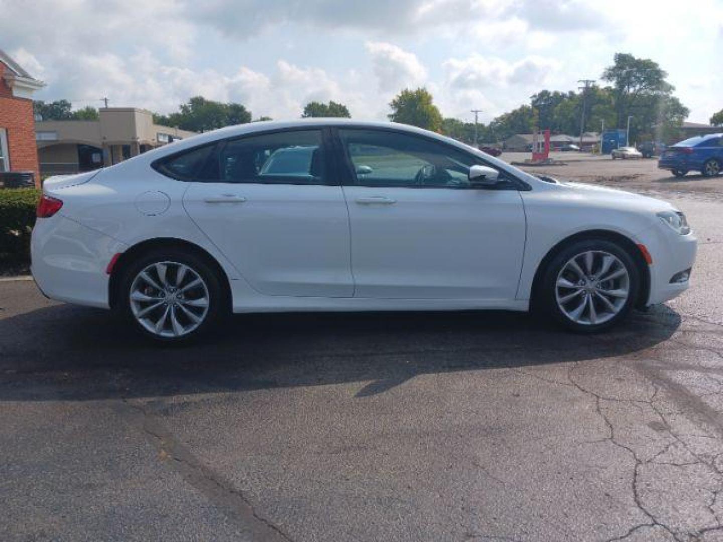 2015 Lunar White Tri-Coat Chrysler 200 S (1C3CCCBB5FN) with an 2.4L L4 DOHC 16V engine, 9-Speed Automatic transmission, located at 1230 East Main St, Xenia, OH, 45385, (937) 908-9800, 39.687321, -83.910294 - Photo#4