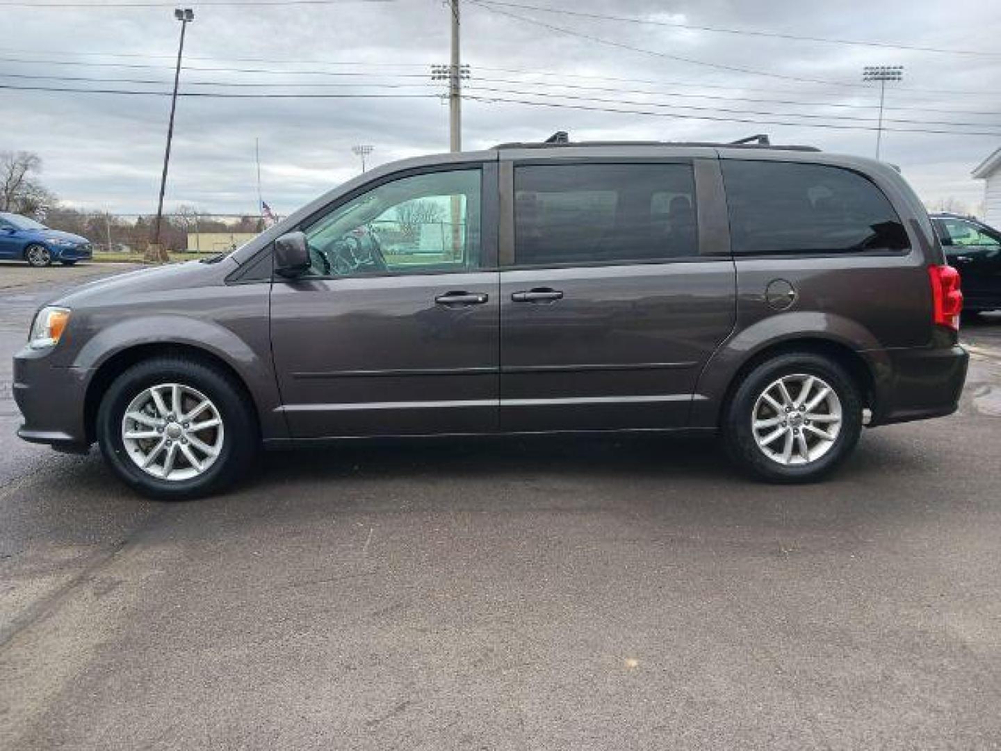 2015 Granite Crystal Met CC Dodge Grand Caravan SXT (2C4RDGCG5FR) with an 3.6L V6 DOHC 24V engine, 6-Speed Automatic transmission, located at 1951 S Dayton Lakeview Rd., New Carlisle, OH, 45344, (937) 908-9800, 39.890999, -84.050255 - Photo#3