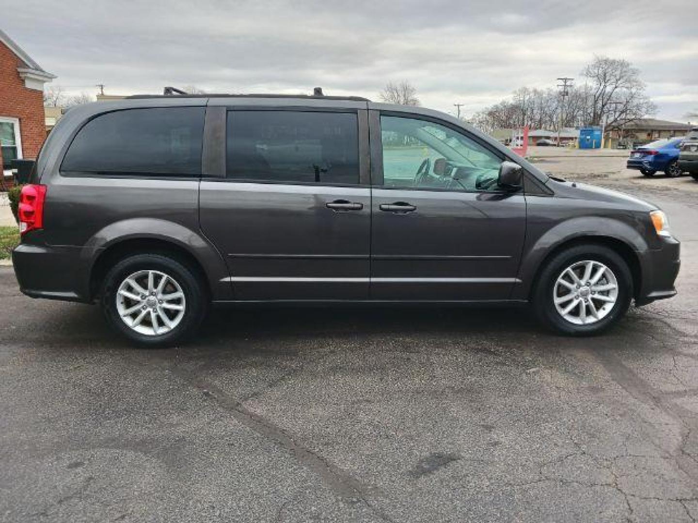 2015 Granite Crystal Met CC Dodge Grand Caravan SXT (2C4RDGCG5FR) with an 3.6L V6 DOHC 24V engine, 6-Speed Automatic transmission, located at 1951 S Dayton Lakeview Rd., New Carlisle, OH, 45344, (937) 908-9800, 39.890999, -84.050255 - Photo#4