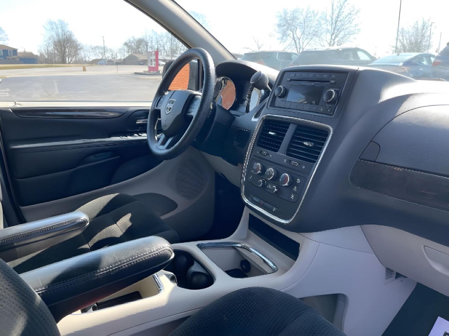 2015 Billet Silver Metallic CC Dodge Grand Caravan SXT (2C4RDGCG7FR) with an 3.6L V6 DOHC 24V engine, 6-Speed Automatic transmission, located at 4508 South Dixie Dr, Moraine, OH, 45439, (937) 908-9800, 39.690136, -84.216438 - Photo#11